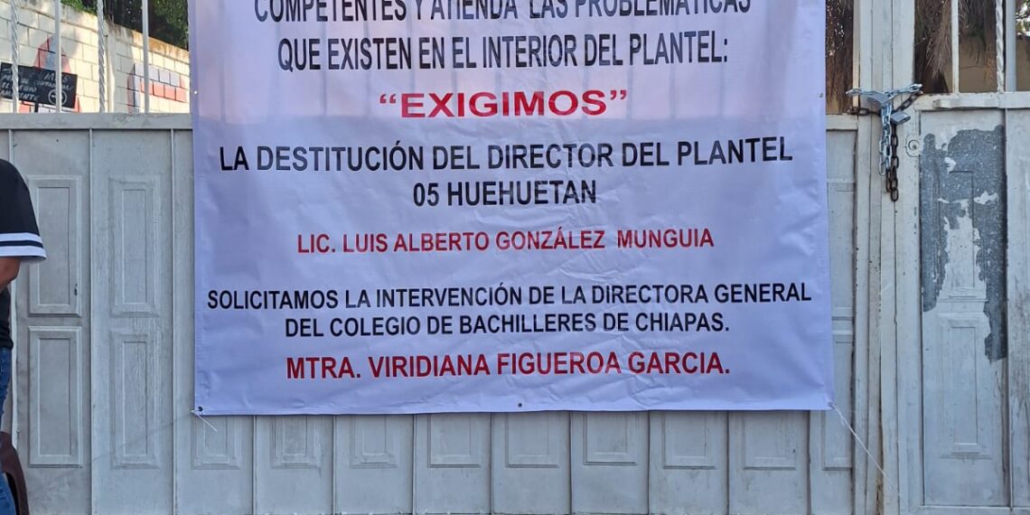 Protestan padres en Cobach 05 de Huehuetán; bloquean acceso y piden cambios en la dirección