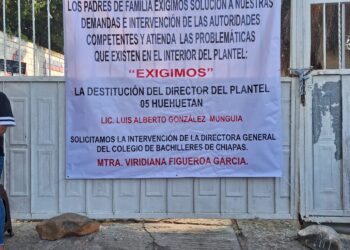 Protestan padres en Cobach 05 de Huehuetán; bloquean acceso y piden cambios en la dirección