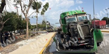 Fuerte colisión en el libramiento deja un herido y cuantiosos daños
