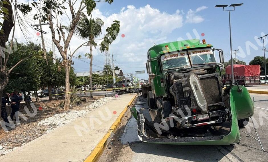 Fuerte colisión en el libramiento deja un herido y cuantiosos daños