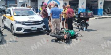 CHOQUE ENTRE MOTOCICLETA Y TAXI DEJA DOS LESIONADOS EN TAPACHULA