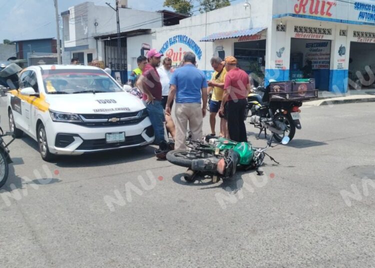 CHOQUE ENTRE MOTOCICLETA Y TAXI DEJA DOS LESIONADOS EN TAPACHULA