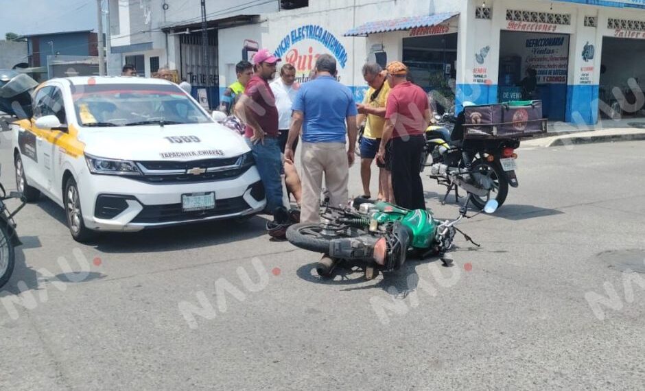 CHOQUE ENTRE MOTOCICLETA Y TAXI DEJA DOS LESIONADOS EN TAPACHULA