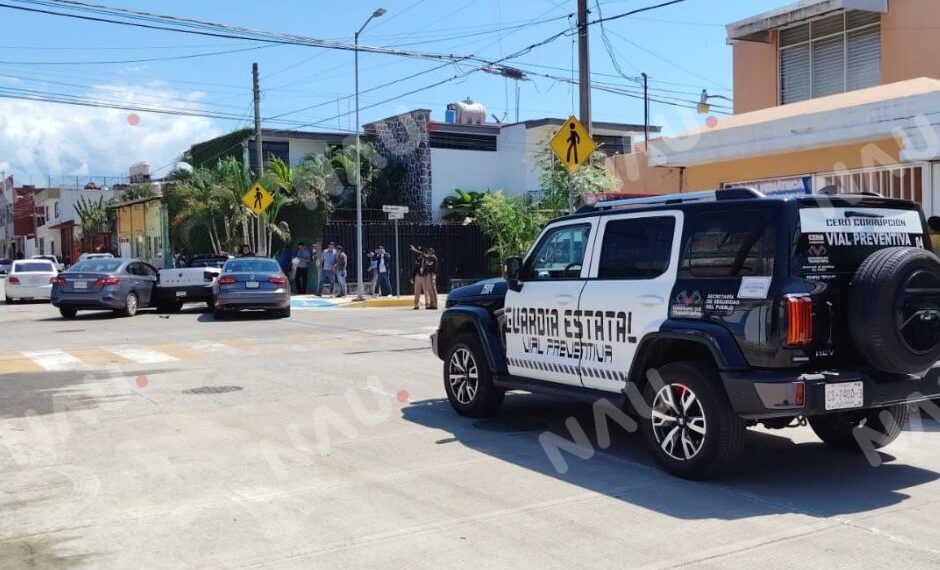 Choque entre tres vehículos en cruce del centro de Tapachula