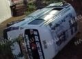 Volcadura de colectivo en la colonia 18 de Octubre deja solo daños materiales