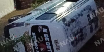 Volcadura de colectivo en la colonia 18 de Octubre deja solo daños materiales