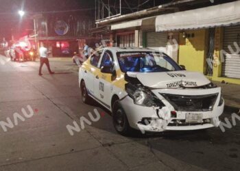 Choque entre taxi y automóvil particular en el Par Vial deja solo daños materiales en Tapachula