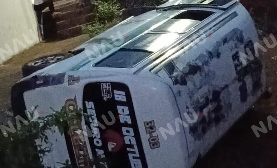 Volcadura de colectivo en la colonia 18 de Octubre deja solo daños materiales