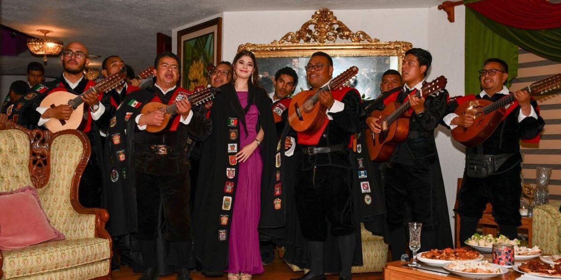 Se reúne Fabiola Ricci con reinas saliente y entrante de la Feria de la Primavera y de La Paz, a invitación de sus familiares