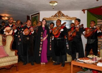 Se reúne Fabiola Ricci con reinas saliente y entrante de la Feria de la Primavera y de La Paz, a invitación de sus familiares