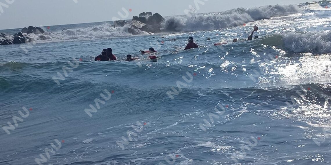 Joven es rescatado tras ser arrastrado por el oleaje en Playa San Benito