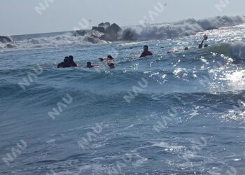 Joven es rescatado tras ser arrastrado por el oleaje en Playa San Benito