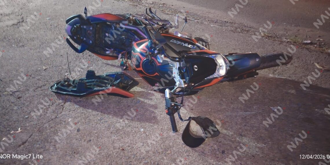 Conductor de camioneta invade carril, choca contra motociclista y termina impactando portón de vivienda en Tapachula