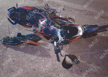 Conductor de camioneta invade carril, choca contra motociclista y termina impactando portón de vivienda en Tapachula