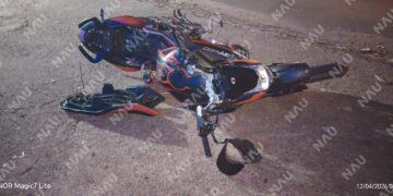 Conductor de camioneta invade carril, choca contra motociclista y termina impactando portón de vivienda en Tapachula