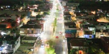 Modernizan acceso principal con nuevo alumbrado público en San Cristóbal