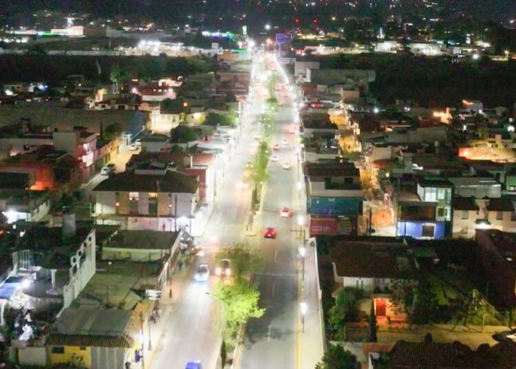 Modernizan acceso principal con nuevo alumbrado público en San Cristóbal