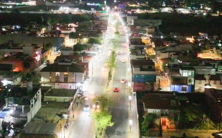 Modernizan acceso principal con nuevo alumbrado público en San Cristóbal