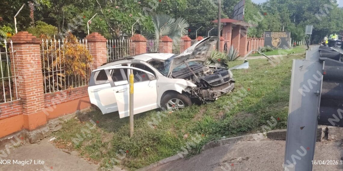 Aparatoso accidente en la carretera costera deja daños totales; conductor sale ileso