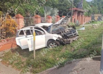 Aparatoso accidente en la carretera costera deja daños totales; conductor sale ileso