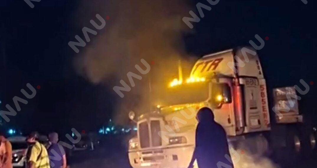 Bloquean carretera costera en Villa Comaltitlán; exigen justicia por muerte de estudiante