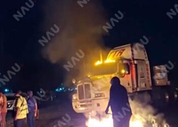 Bloquean carretera costera en Villa Comaltitlán; exigen justicia por muerte de estudiante