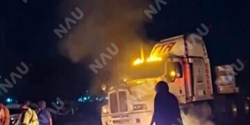 Bloquean carretera costera en Villa Comaltitlán; exigen justicia por muerte de estudiante