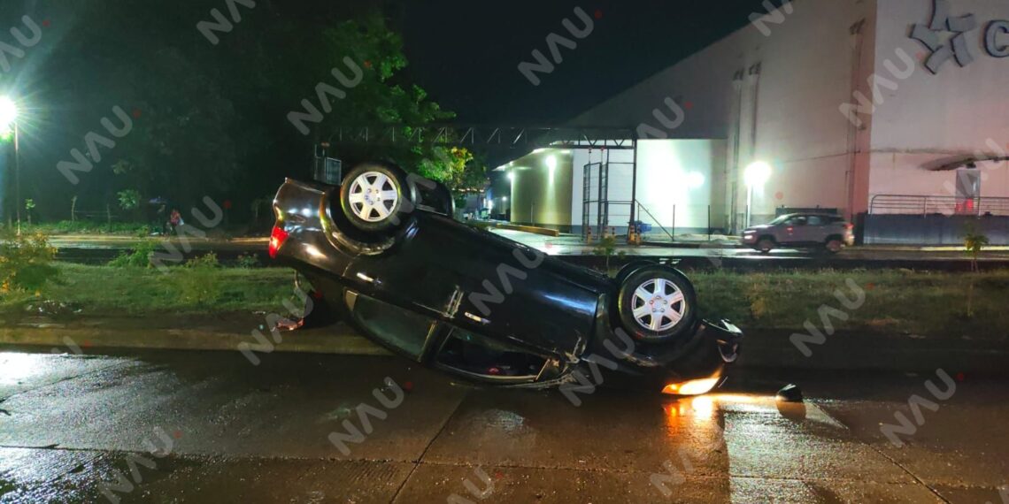 Conductor en presunto estado de ebriedad provoca aparatoso accidente en Tapachula; hay un menor involucrado