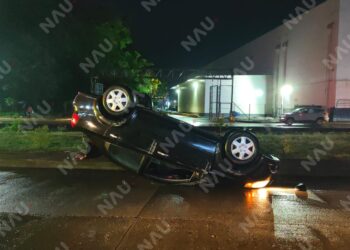Conductor en presunto estado de ebriedad provoca aparatoso accidente en Tapachula; hay un menor involucrado