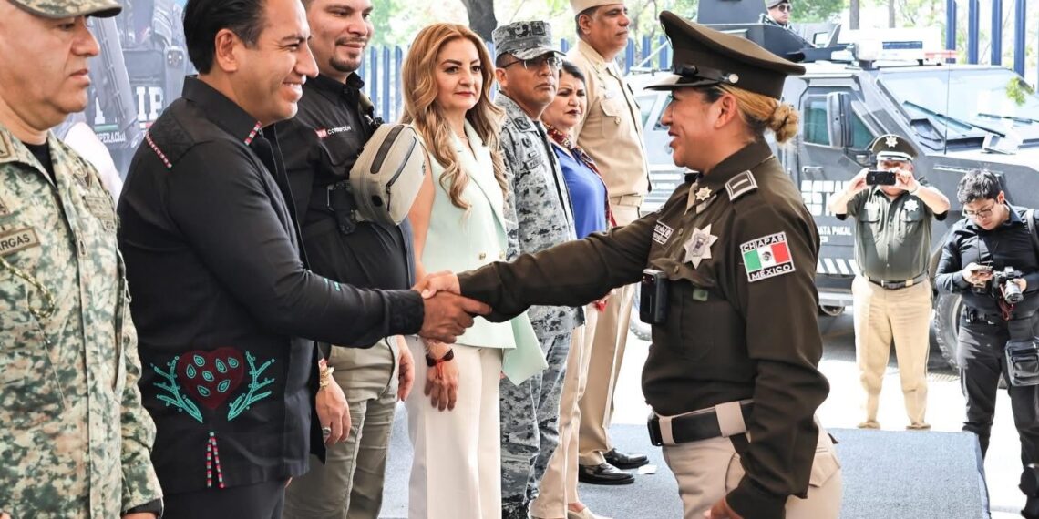 Eduardo Ramírez entrega cámaras corporales y chalecos con placas balísticas a elementos de la SSP