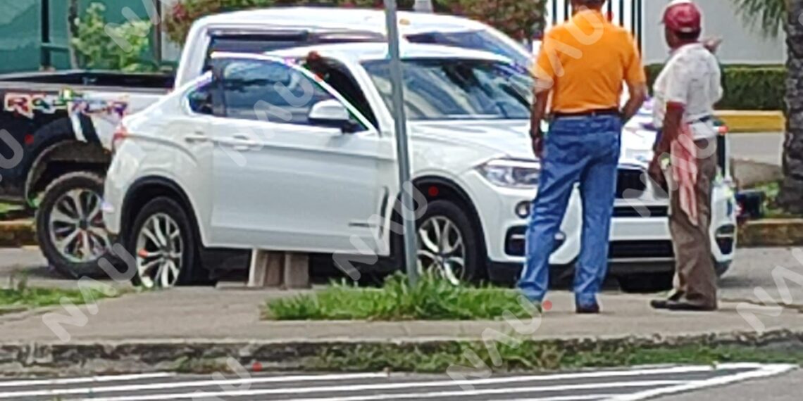 Camioneta BMW y motocicleta protagonizan percance en la Central de Tapachula
