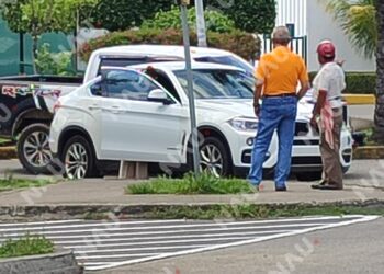 Camioneta BMW y motocicleta protagonizan percance en la Central de Tapachula