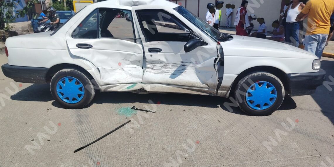 CONDUCTORA IGNORA ALTO Y DESATA CHOQUE EN CRUCE; HAY DOS LESIONADAS