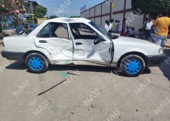 CONDUCTORA IGNORA ALTO Y DESATA CHOQUE EN CRUCE; HAY DOS LESIONADAS