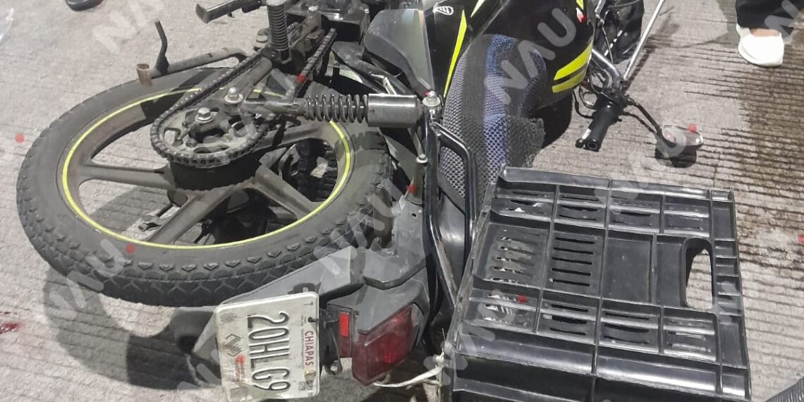 ACCIDENTE ENTRE AUTOMÓVIL Y MOTOCICLETA DEJA DOS LESIONADOS EN TAPACHULA