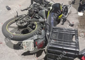 ACCIDENTE ENTRE AUTOMÓVIL Y MOTOCICLETA DEJA DOS LESIONADOS EN TAPACHULA