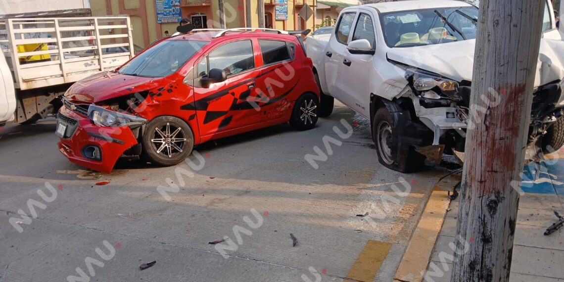 Fuerte choque en pleno Centro de Tapachula deja daños en una vivienda