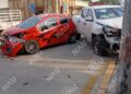 Fuerte choque en pleno Centro de Tapachula deja daños en una vivienda