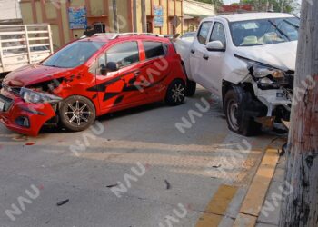 Fuerte choque en pleno Centro de Tapachula deja daños en una vivienda