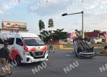CHOQUE ENTRE TRANSPORTE PÚBLICO Y VEHÍCULO PARTICULAR PROVOCA VOLCADURA EN EL PAR VIAL