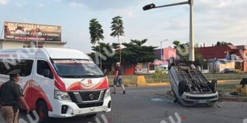 CHOQUE ENTRE TRANSPORTE PÚBLICO Y VEHÍCULO PARTICULAR PROVOCA VOLCADURA EN EL PAR VIAL
