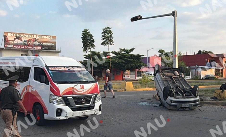 CHOQUE ENTRE TRANSPORTE PÚBLICO Y VEHÍCULO PARTICULAR PROVOCA VOLCADURA EN EL PAR VIAL