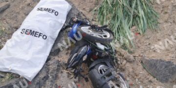 Hombre fallece tras caer con su motocicleta en obra inconclusa en Mapastepec