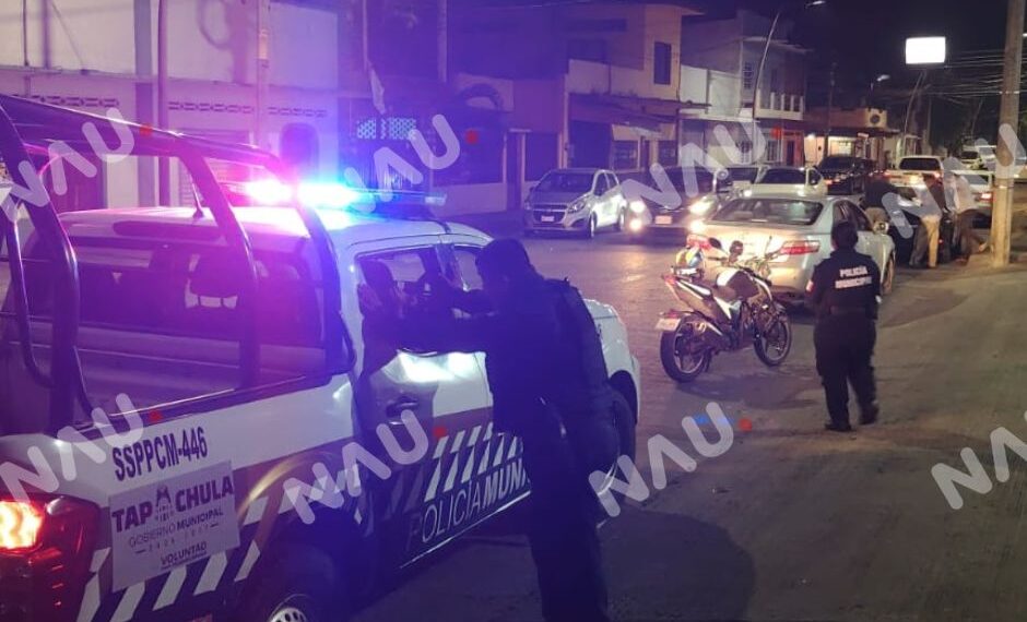 CONDUCTOR CHOCA CONTRA MOTOCICLETA, INTENTA HUIR Y TERMINA IMPACTANDO UN TAXI EN TAPACHULA