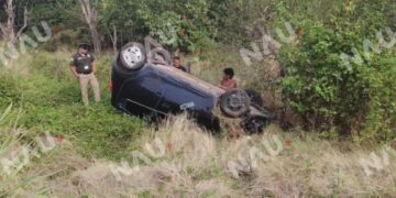 🚨 VOLCADURA SOBRE LA CARRETERA 200 DEJA VEHÍCULO ABANDONADO 🚨