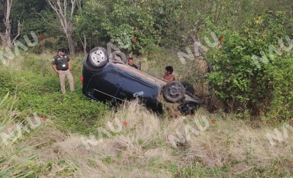 🚨 VOLCADURA SOBRE LA CARRETERA 200 DEJA VEHÍCULO ABANDONADO 🚨