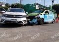 Taxi provoca accidente en la 12 Sur; no se reportan lesionados