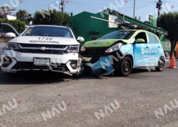 Taxi provoca accidente en la 12 Sur; no se reportan lesionados