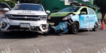 Taxi provoca accidente en la 12 Sur; no se reportan lesionados