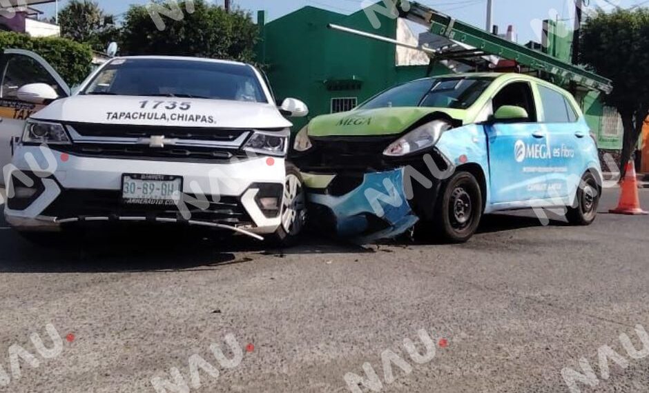 Taxi provoca accidente en la 12 Sur; no se reportan lesionados
